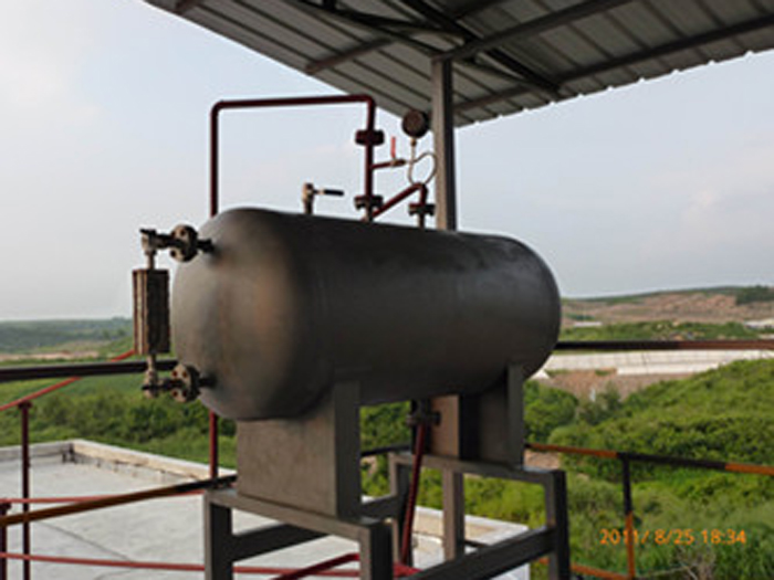 Mineral oil waste recycling device